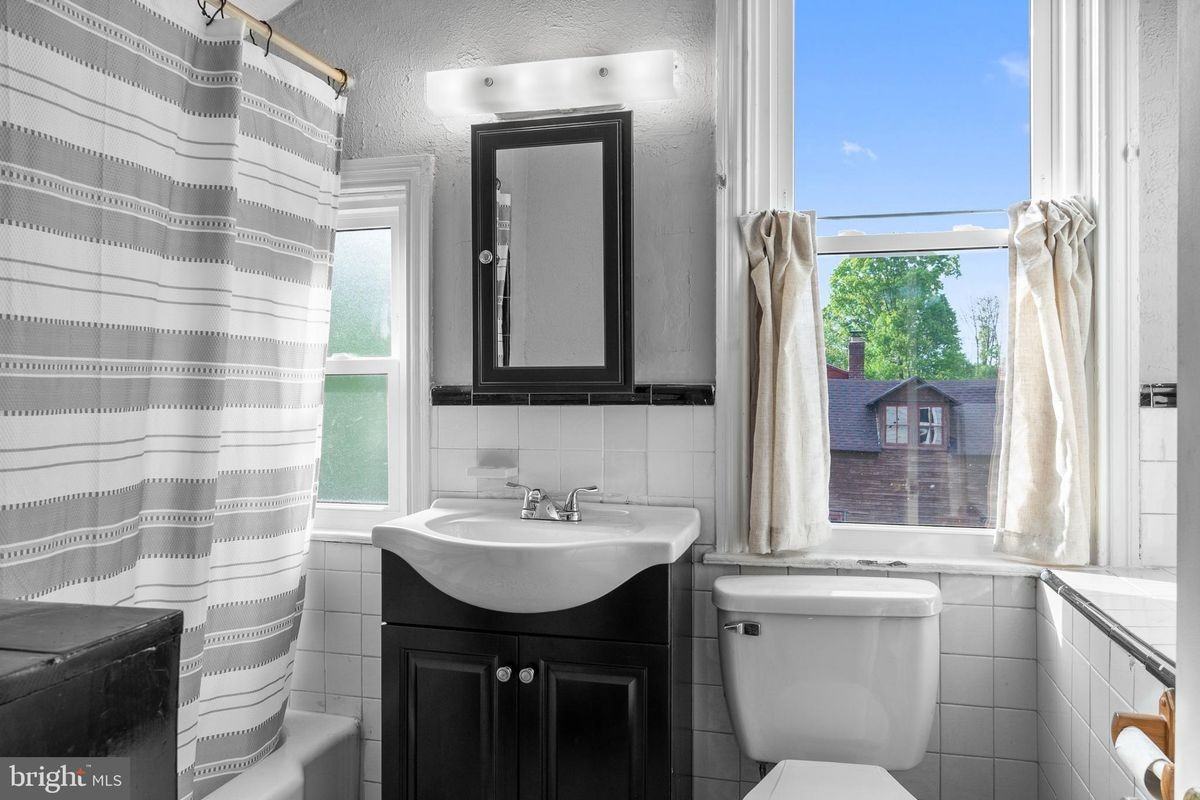95 W Greenwood Ave ##2 - Photo 4 of 5
