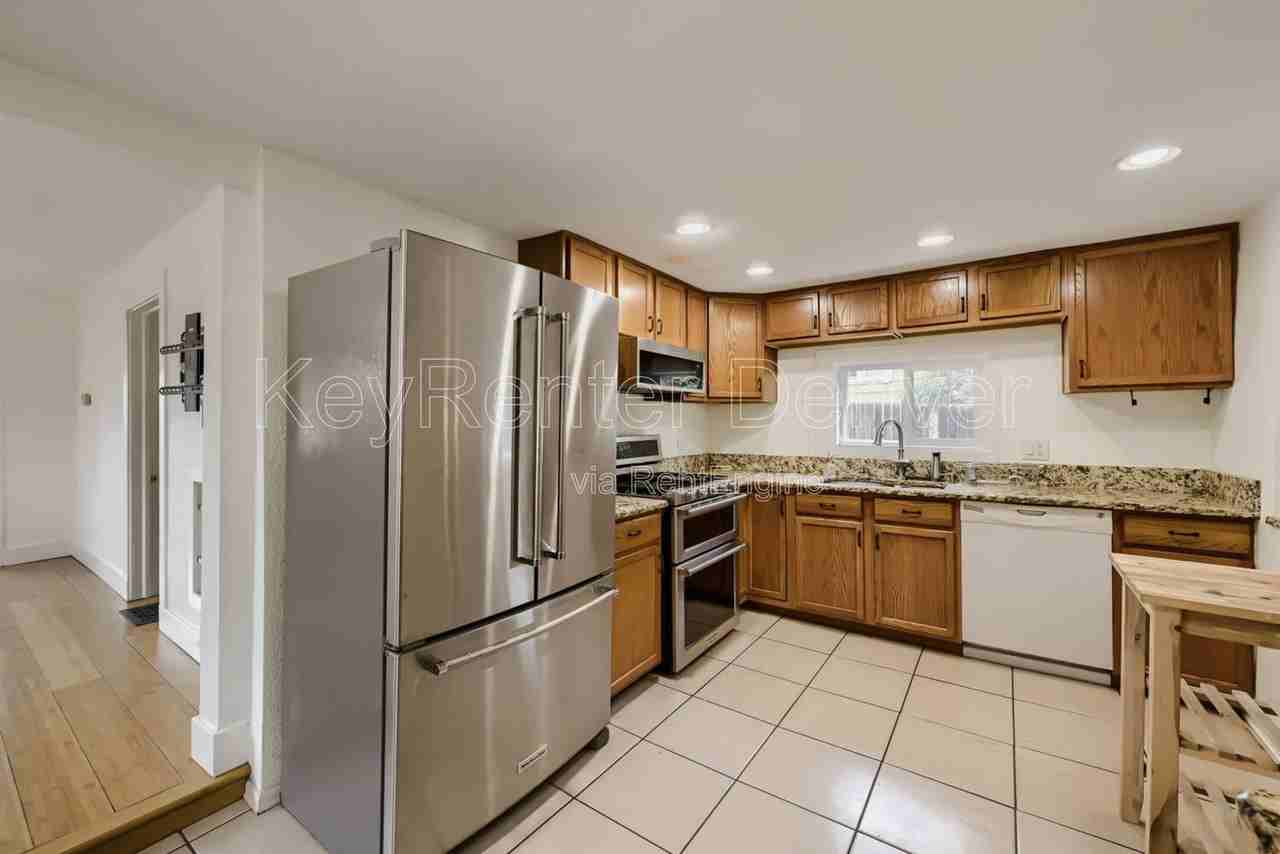 4870 Beach Ct - Photo 7 of 19