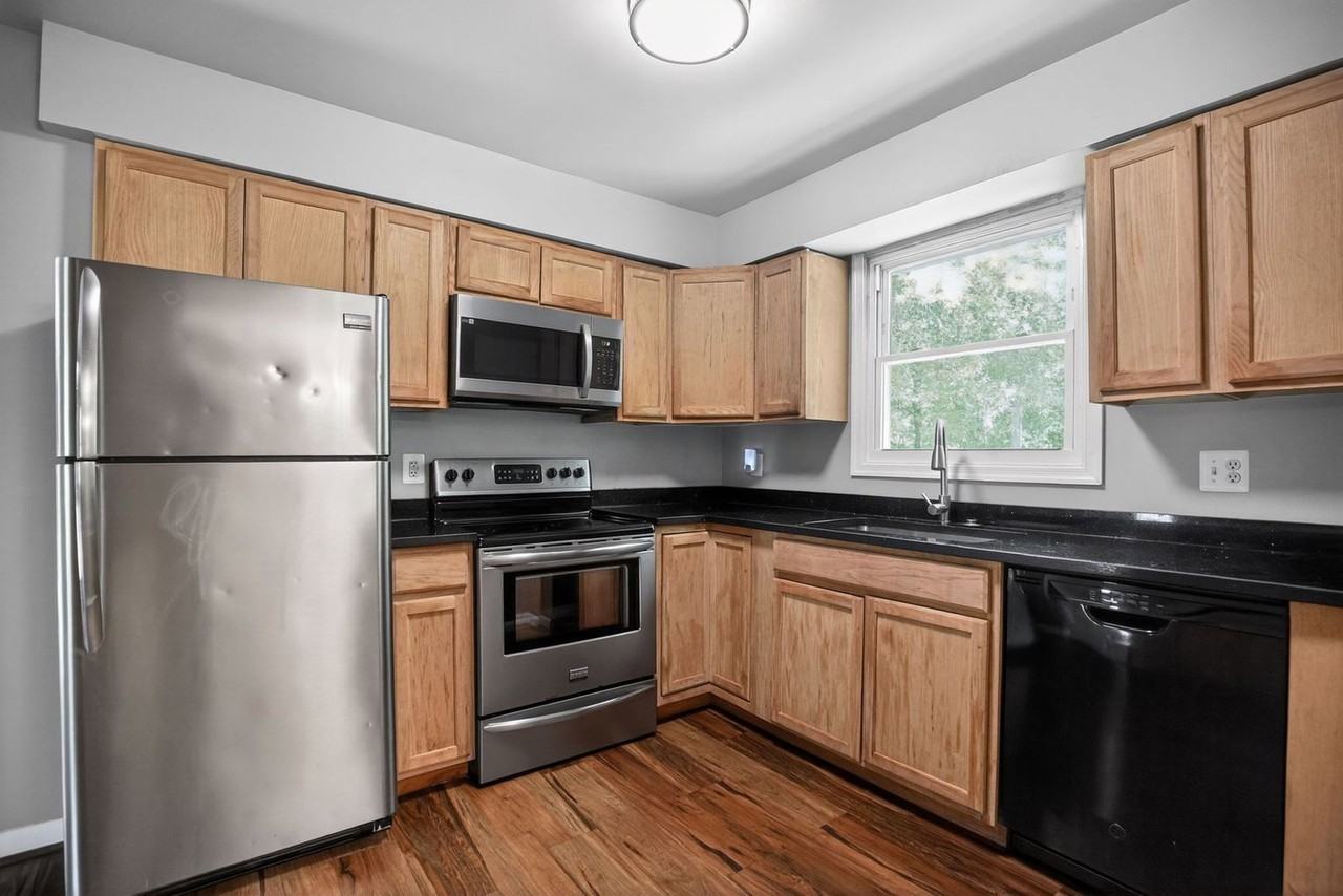 46483 Rosewood Dr - Photo 3 of 15