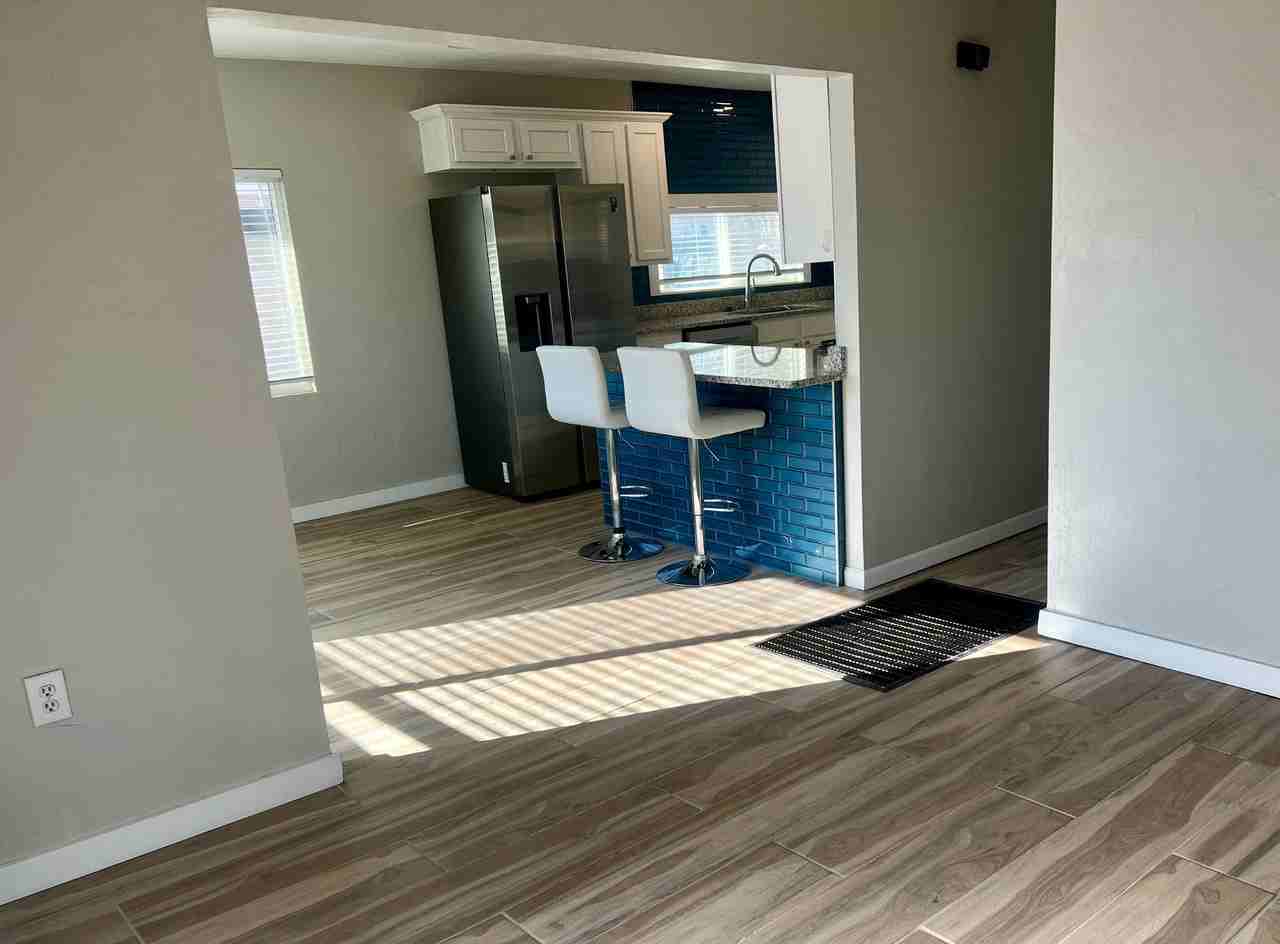 915 Iron Ave Sw - Photo 2 of 9