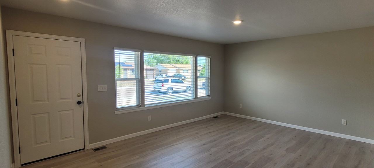 403 28th Avenue Ct - Photo 3 of 20
