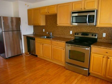 111 Conklin St - Photo 3 of 7