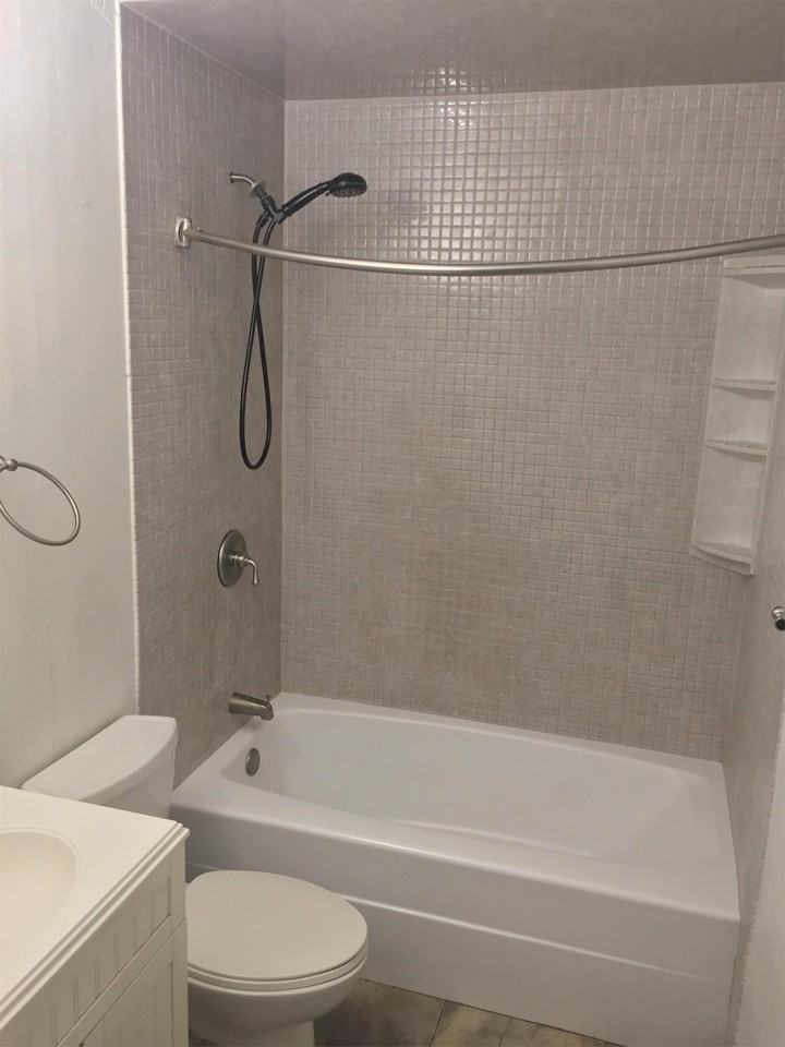 301 Moss St - Photo 6 of 10