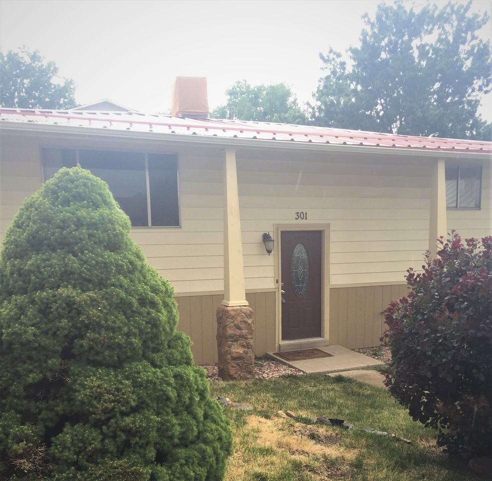 301 Moss St - Photo 2 of 10