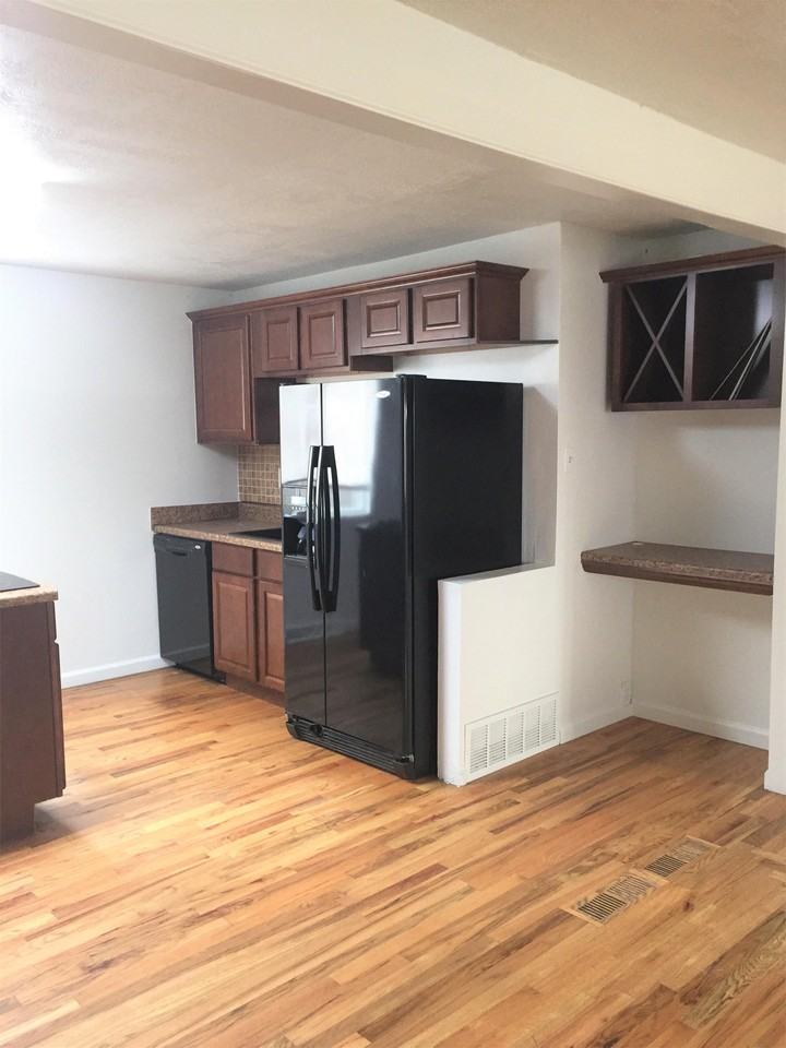 301 Moss St - Photo 2 of 10
