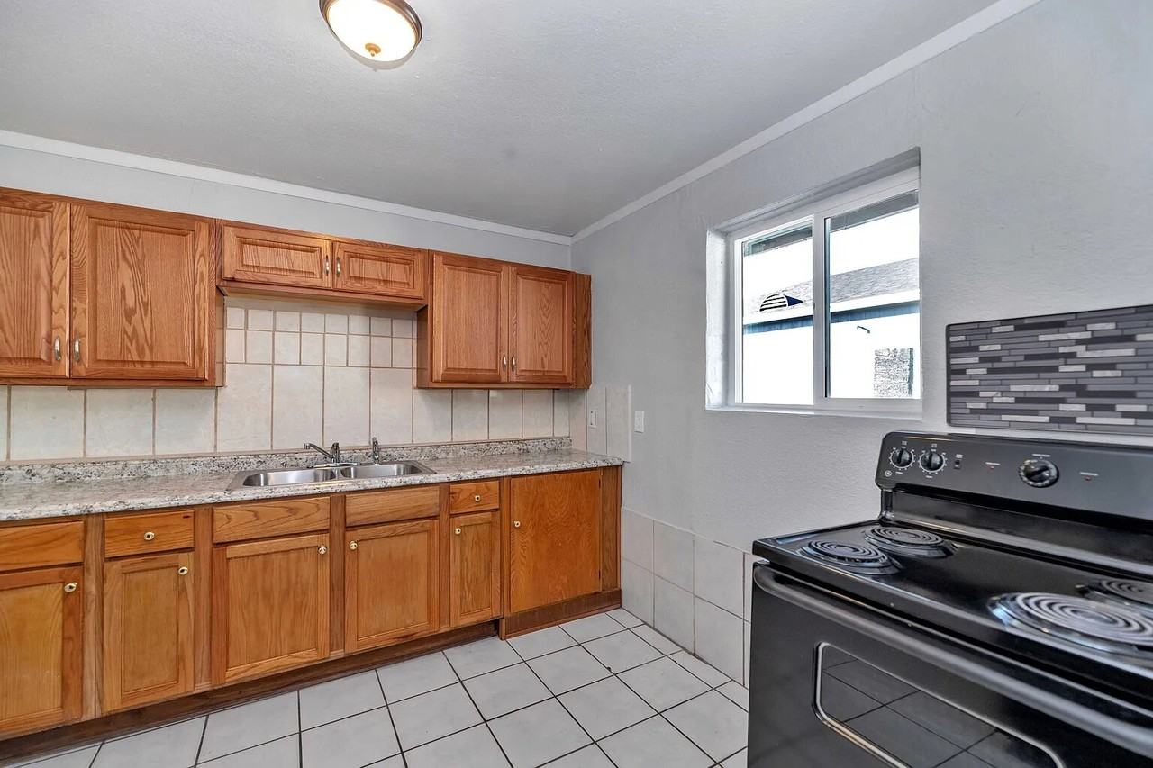 732 W Southgate Ave Unit 2 - Photo 3 of 15