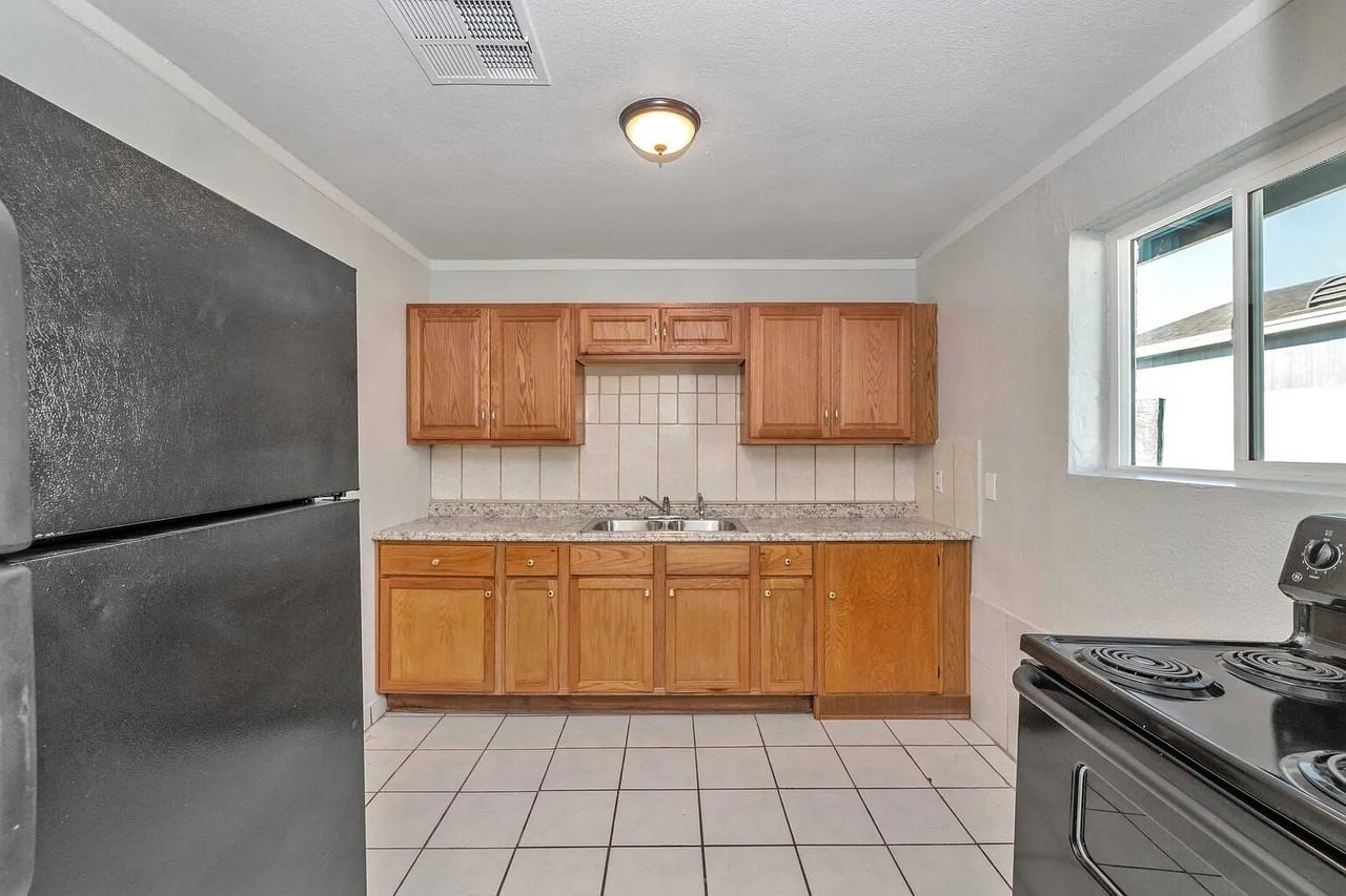 732 W Southgate Ave Unit 2 - Photo 4 of 15