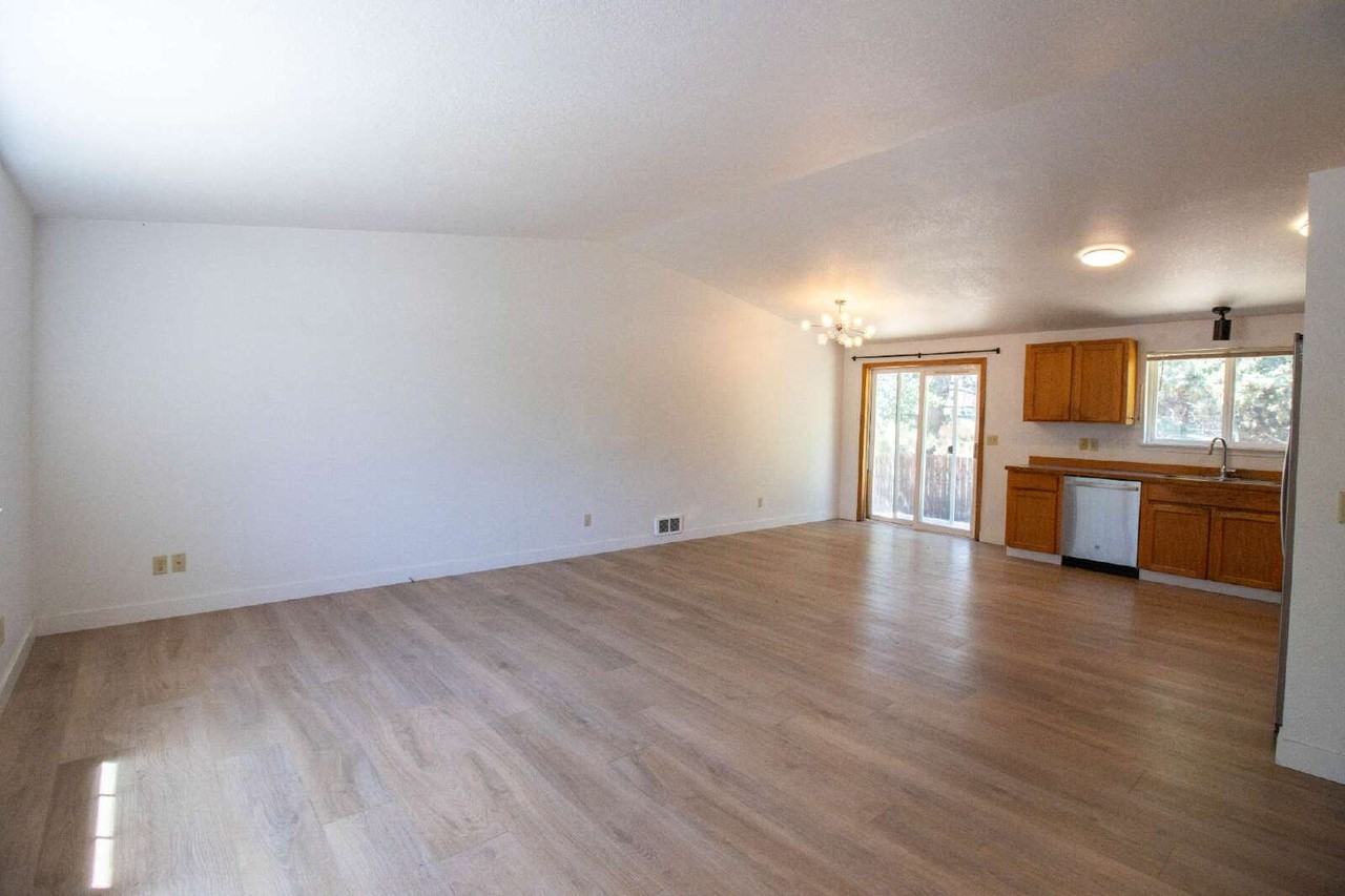 3074 Ne Tahoe Ct - Photo 4 of 26