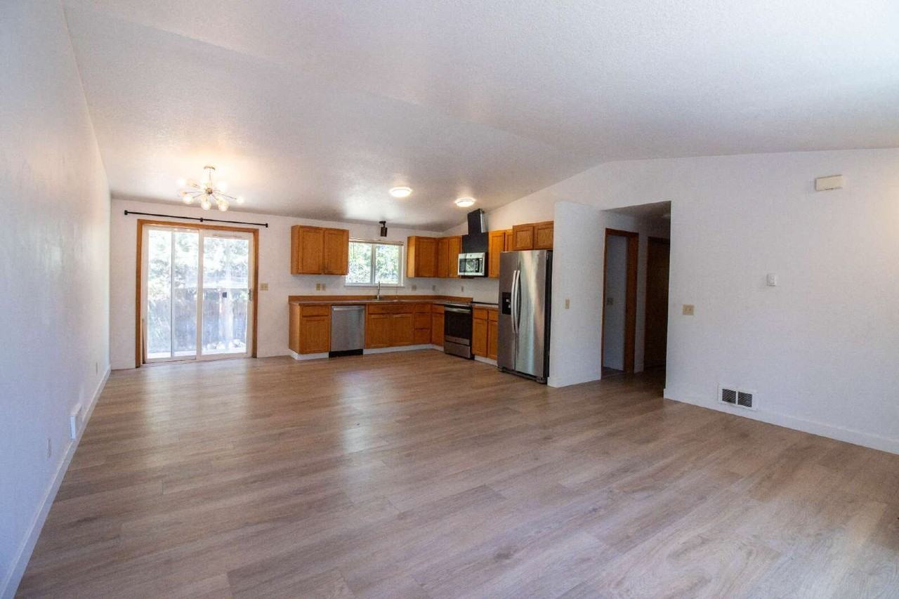 3074 Ne Tahoe Ct - Photo 6 of 26