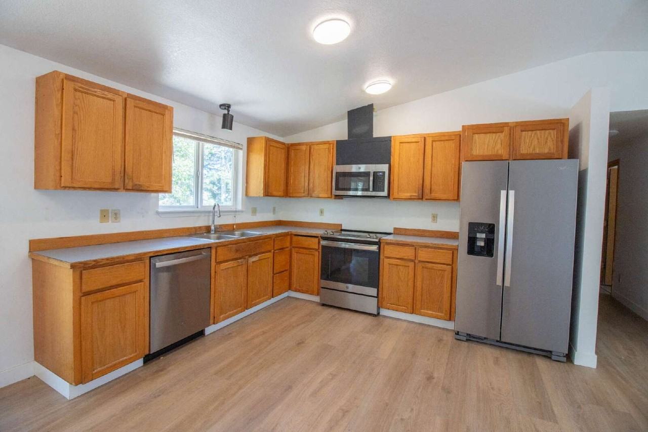 3074 Ne Tahoe Ct - Photo 7 of 26