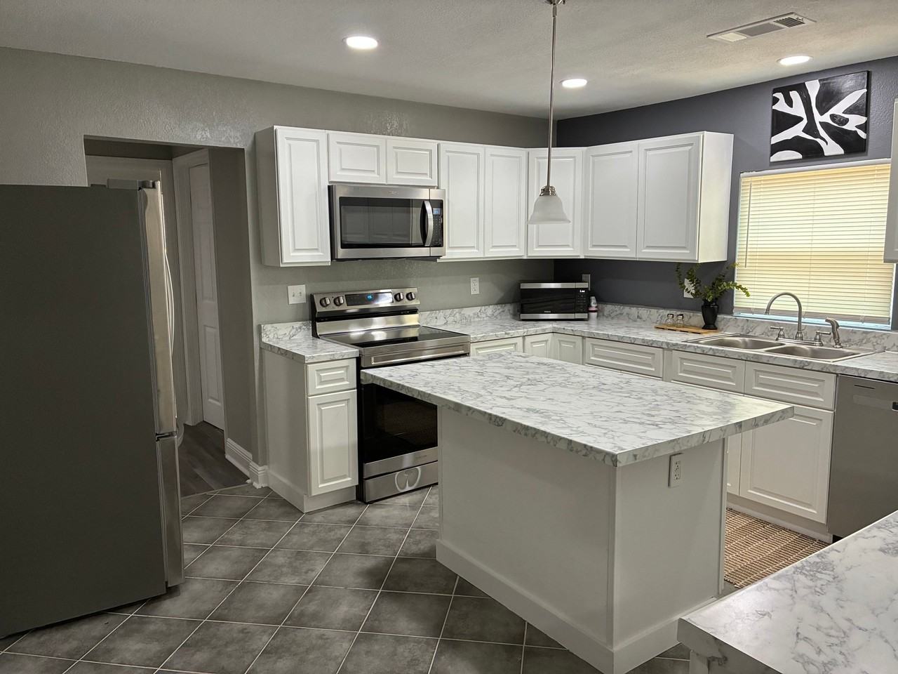 706 E Tinsley St - Photo 3 of 4