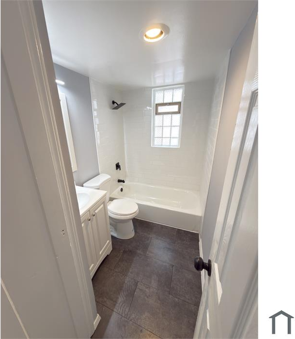 521 E 222nd St - Photo 3 of 6