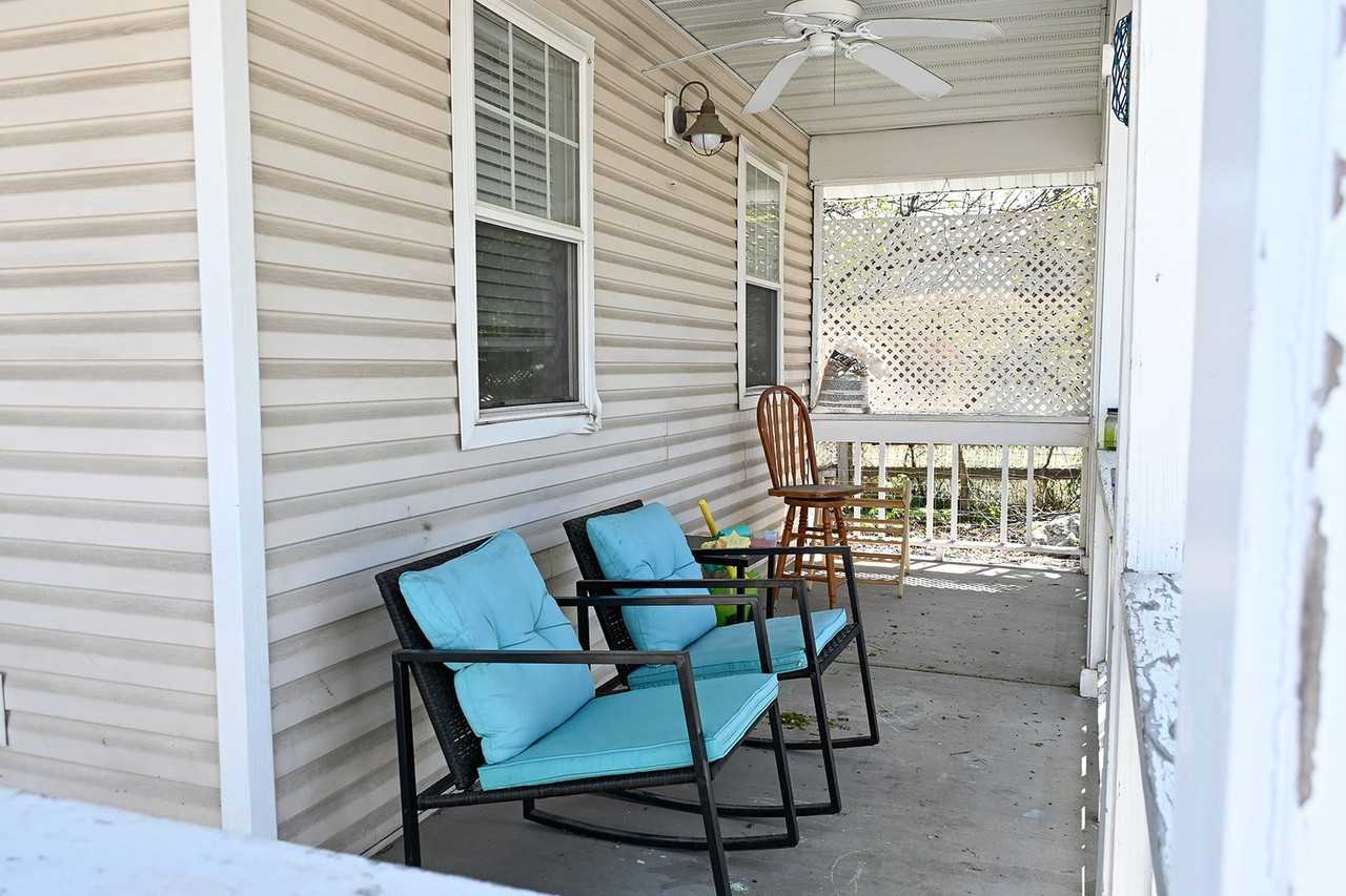 101 Meadow Cir - Photo 3 of 14