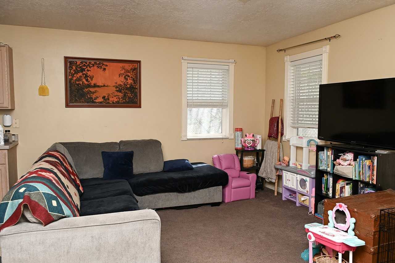101 Meadow Cir - Photo 5 of 14