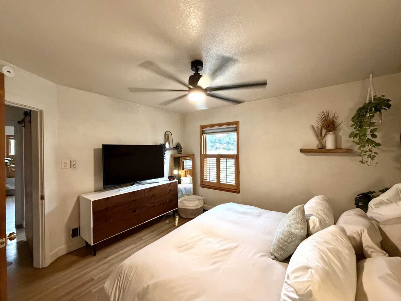 1011 N Meade Ave - Photo 3 of 20