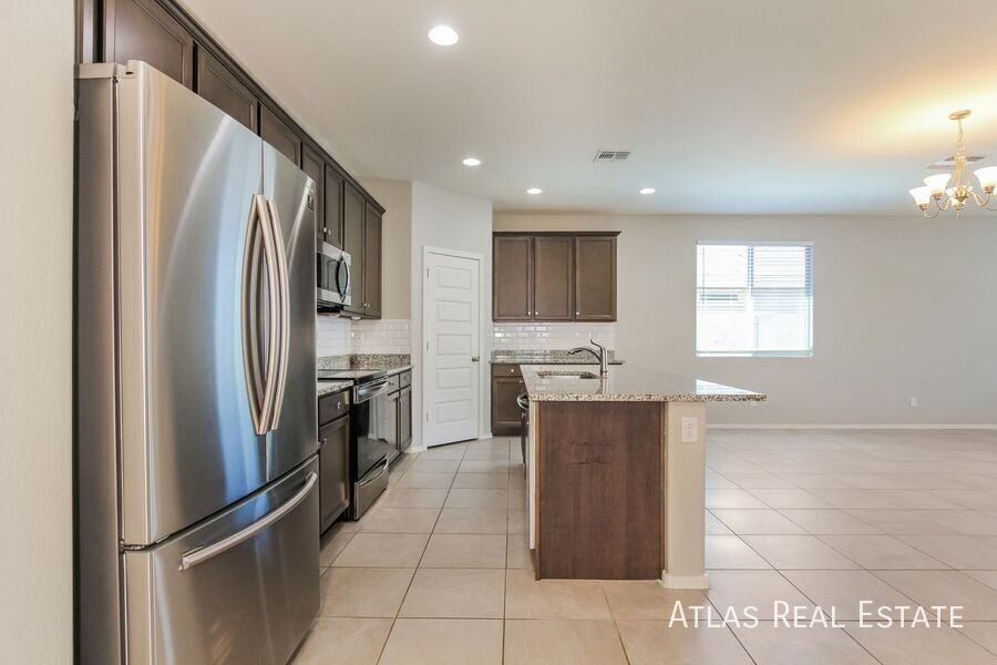 18660 W Robin Ln - Photo 6 of 19