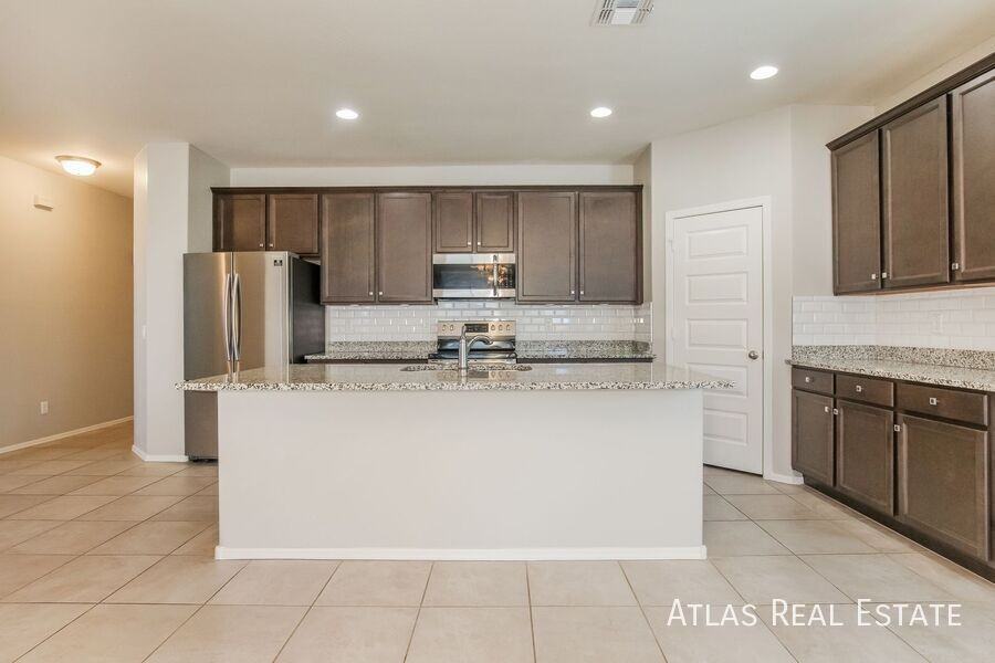 18660 W Robin Ln - Photo 7 of 19