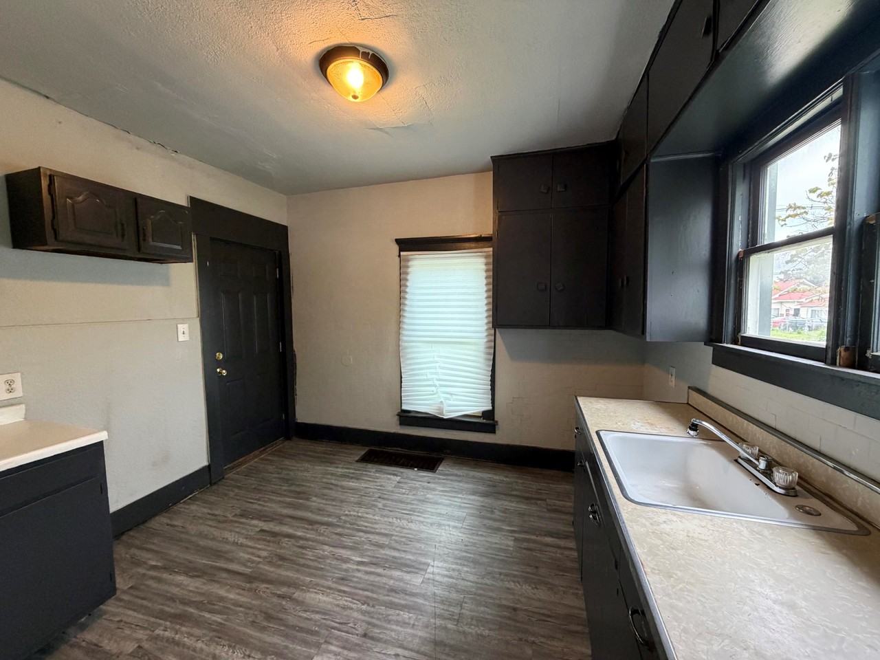 1132 N Gilbert St - Photo 4 of 23