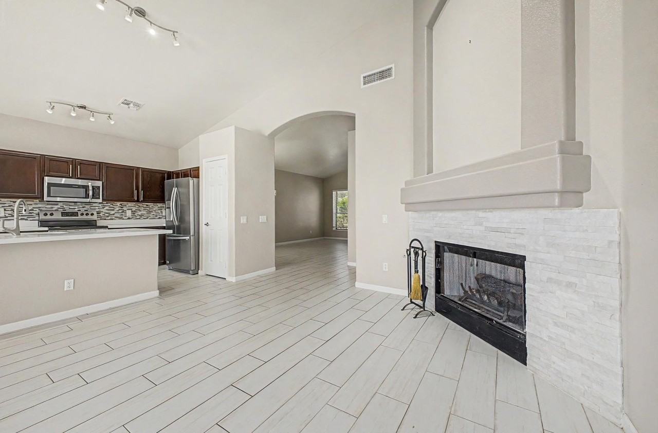1331 W Blue Ridge Ct - Photo 5 of 48