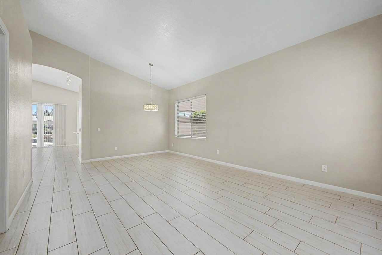 1331 W Blue Ridge Ct - Photo 7 of 48