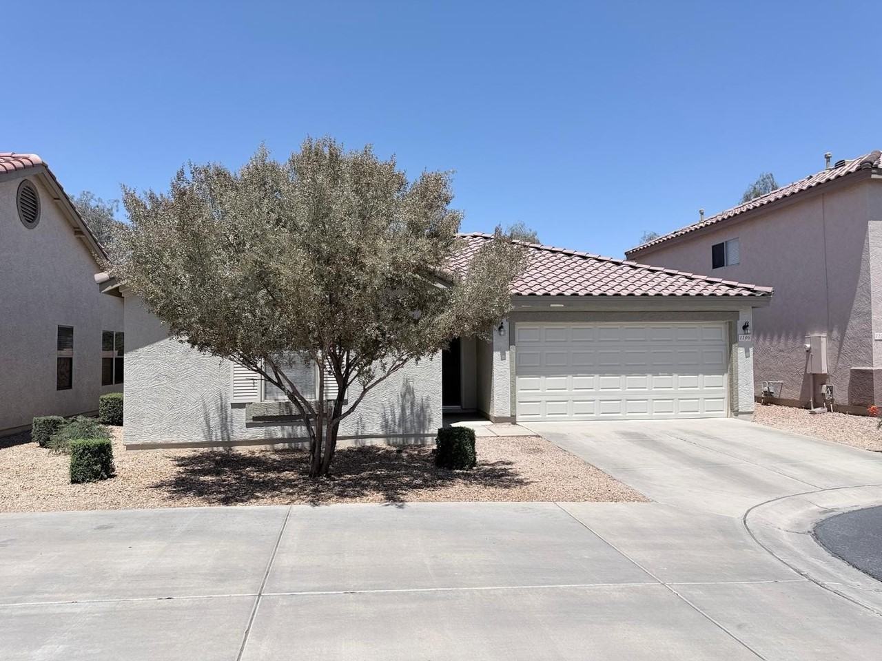 1106 S Fresno Ct - Photo 3 of 17
