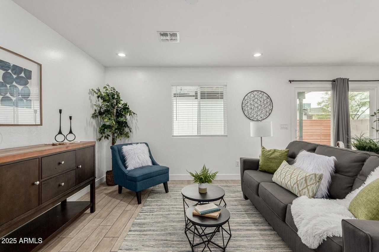2210 E Alta Vista Rd - Photo 2 of 12