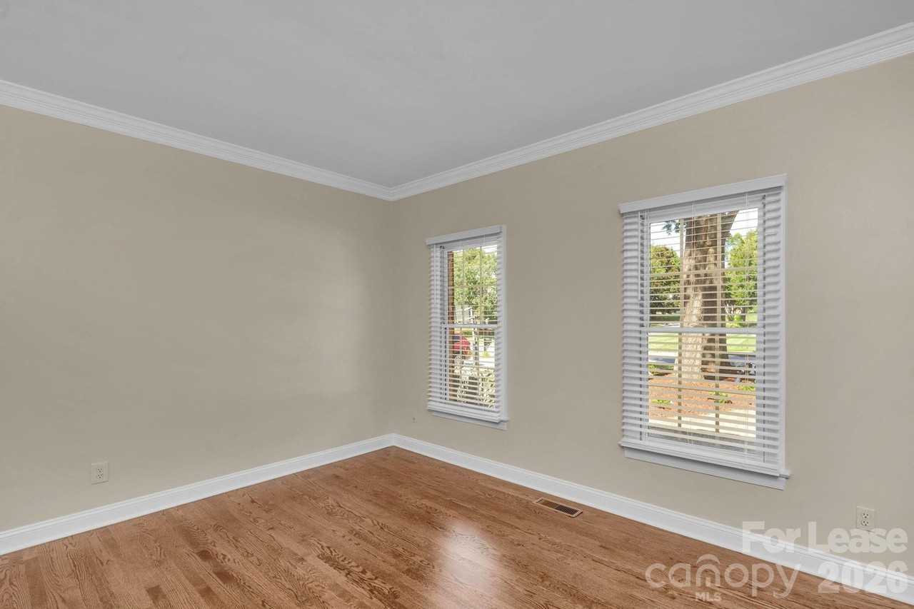 1202 Coachman Dr - Photo 3 of 31
