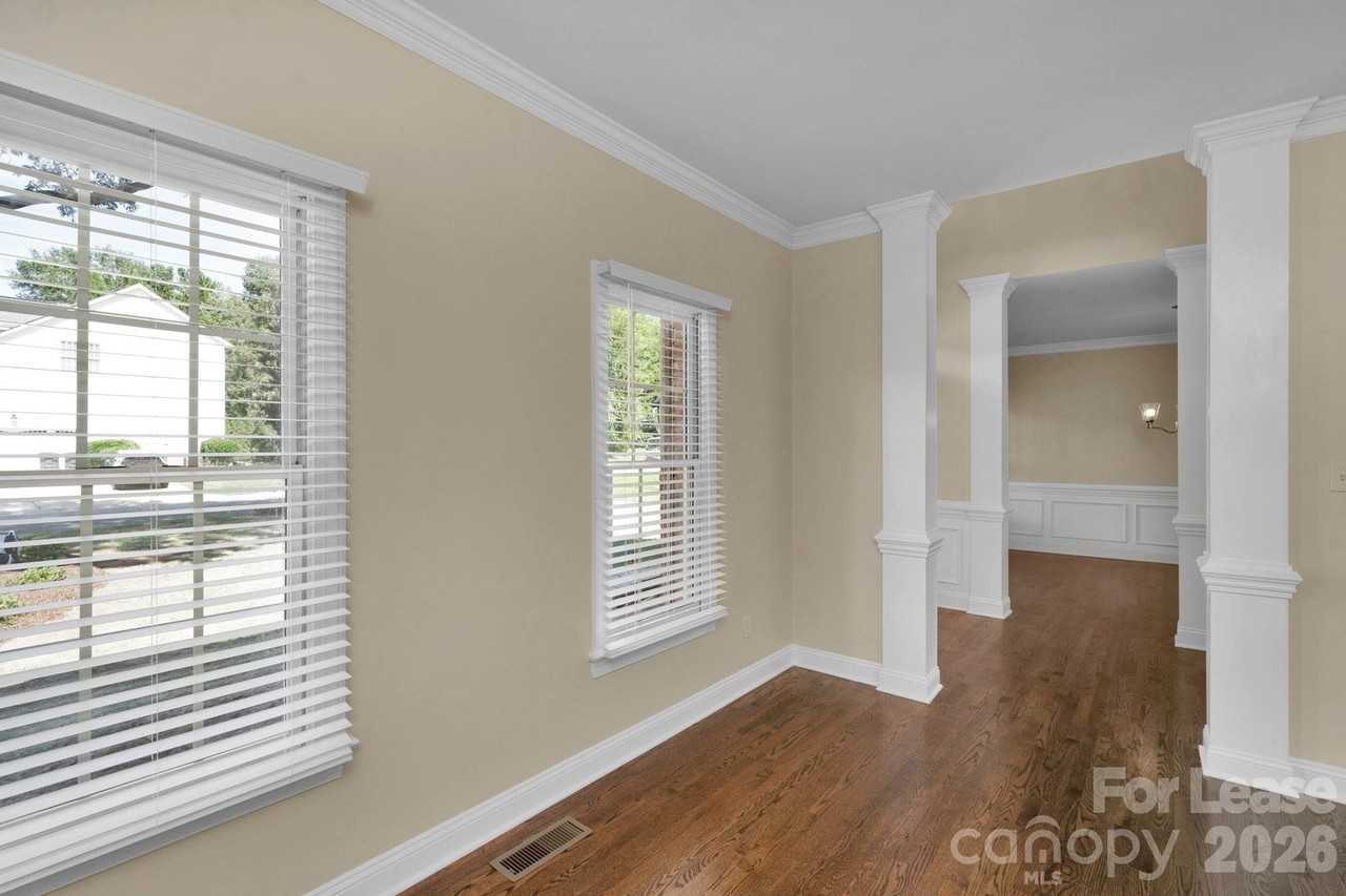1202 Coachman Dr - Photo 4 of 31