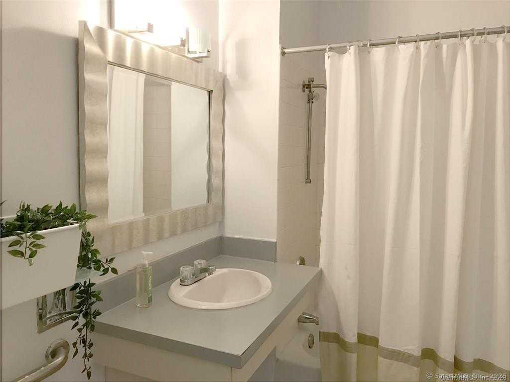 124 Court St #405 - Photo 5 of 7