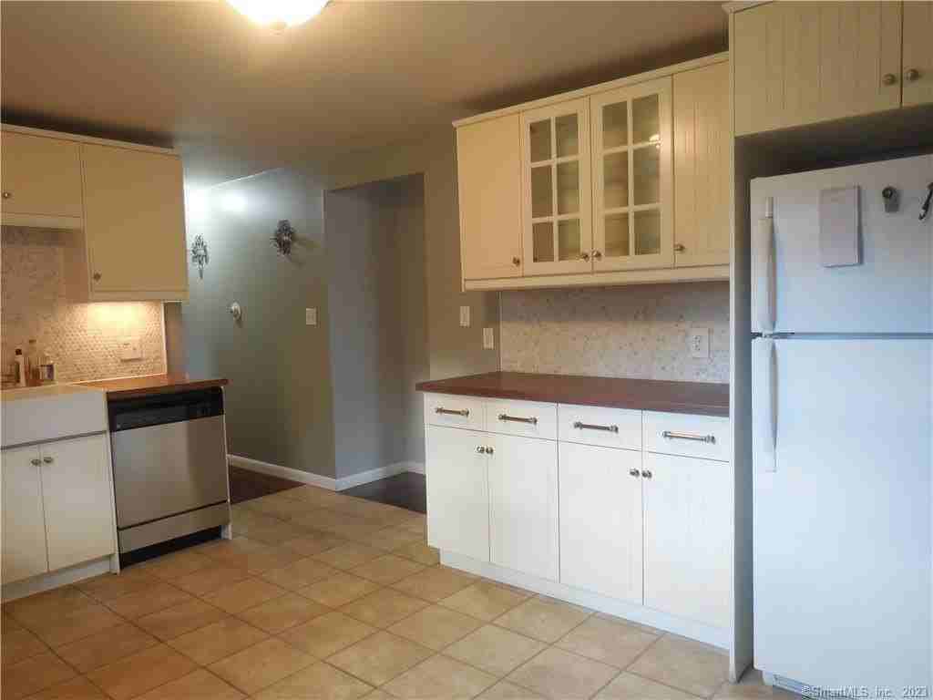 215 Fowler Ave - Photo 4 of 23