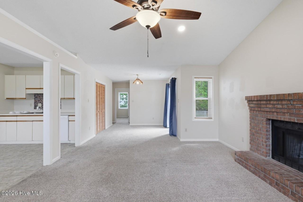818 S Dogwood Ln - Photo 3 of 19