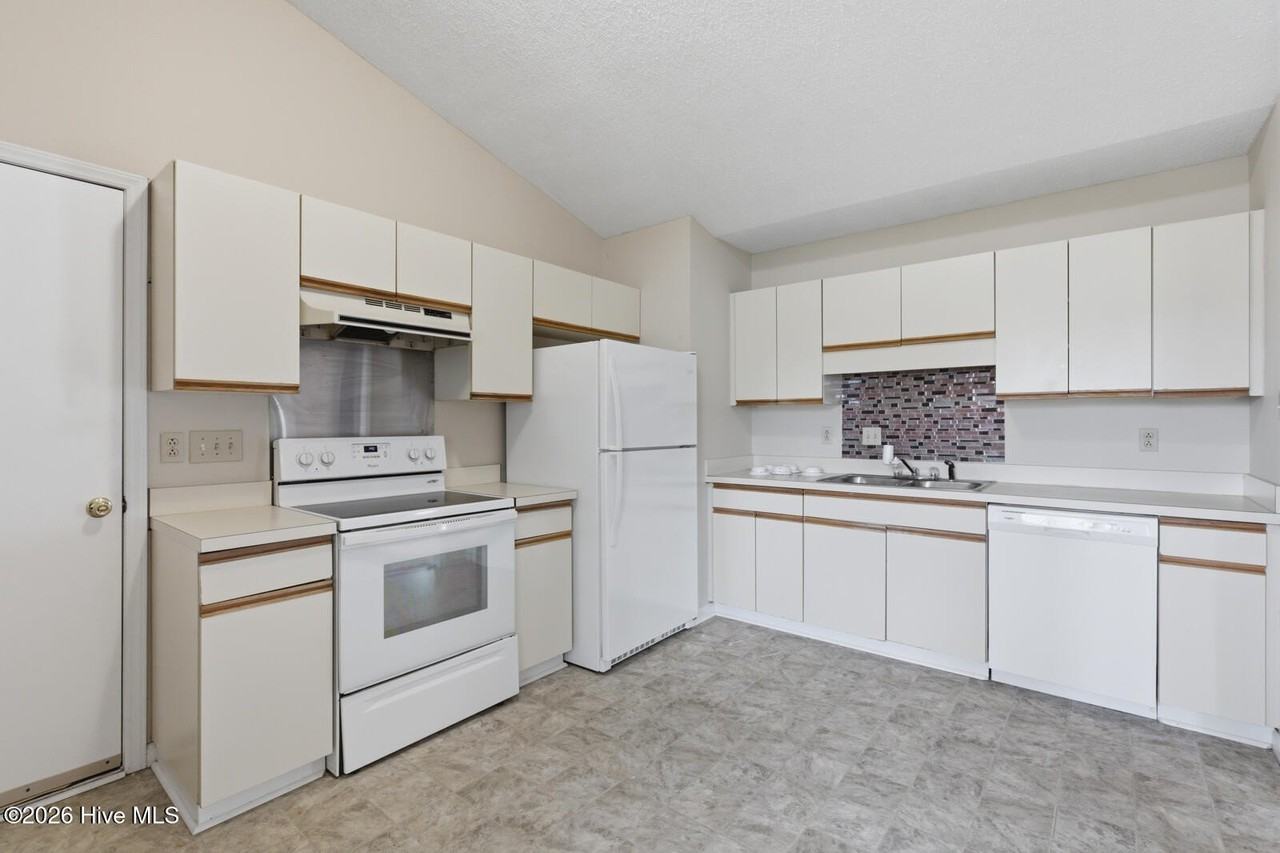 818 S Dogwood Ln - Photo 5 of 19
