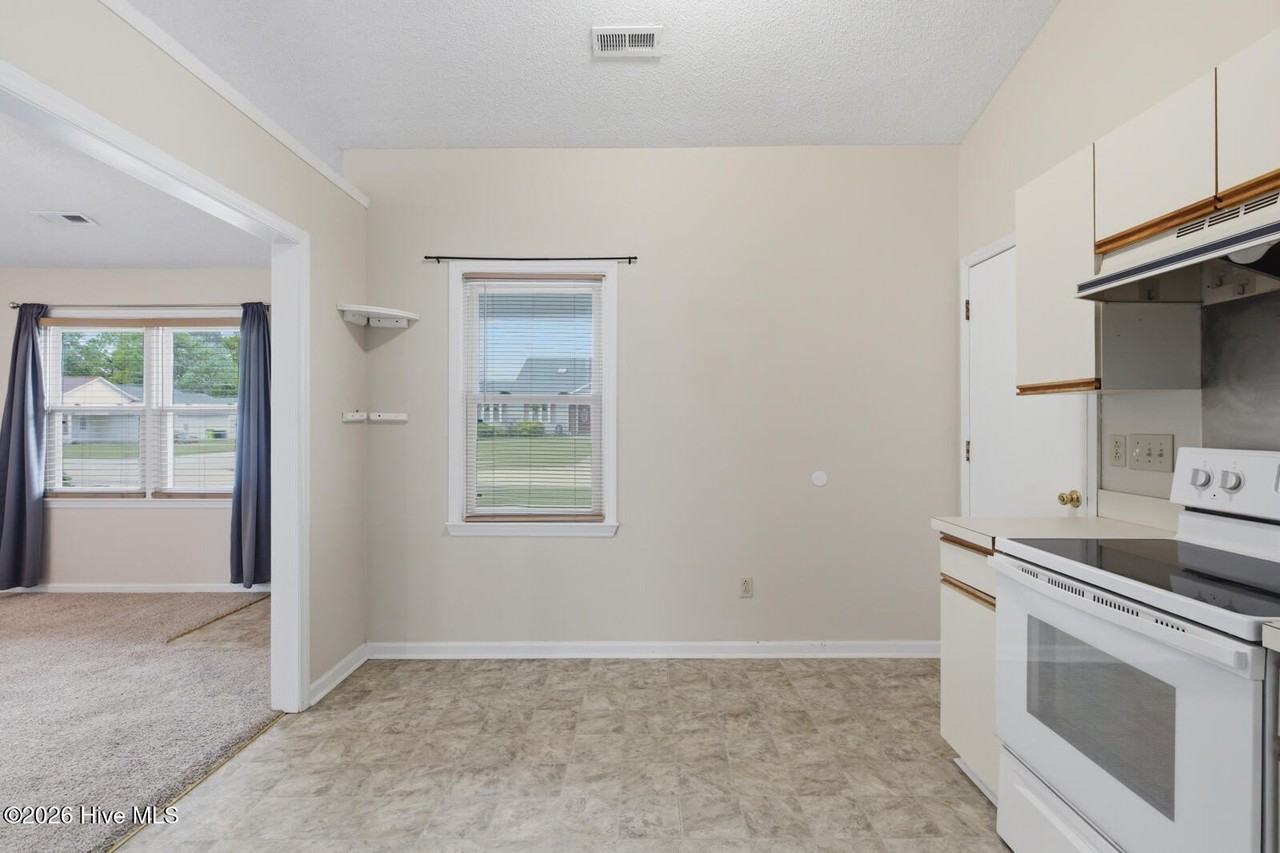 818 S Dogwood Ln - Photo 6 of 19