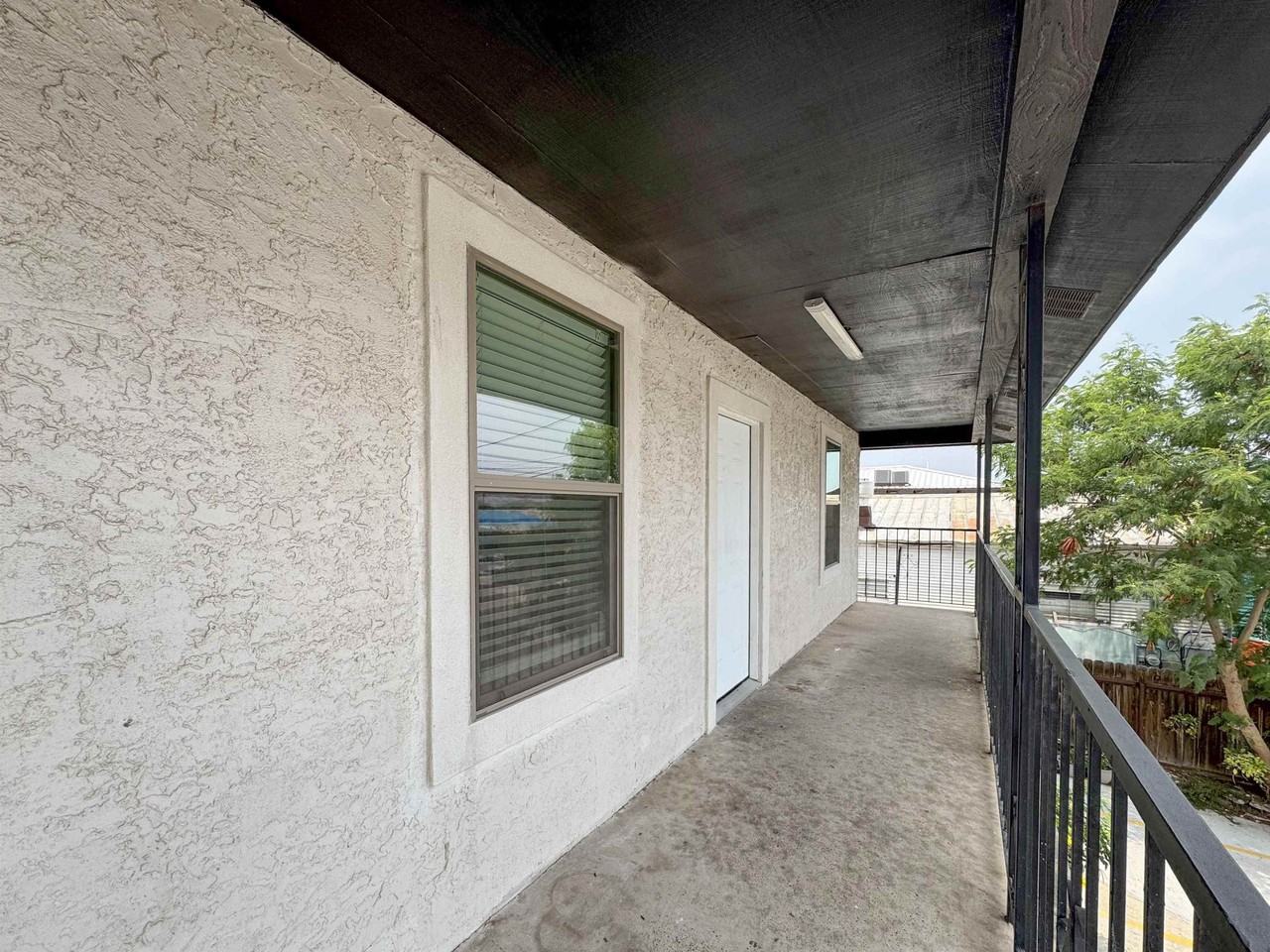 520 E Travis St - Photo 2 of 15