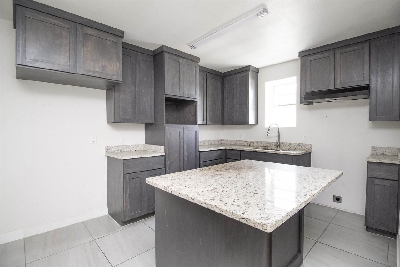 520 E Travis St - Photo 4 of 15