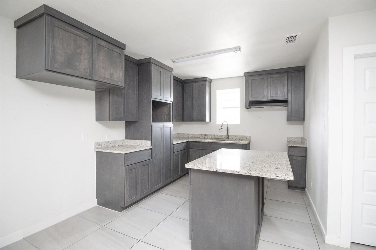 520 E Travis St - Photo 5 of 15