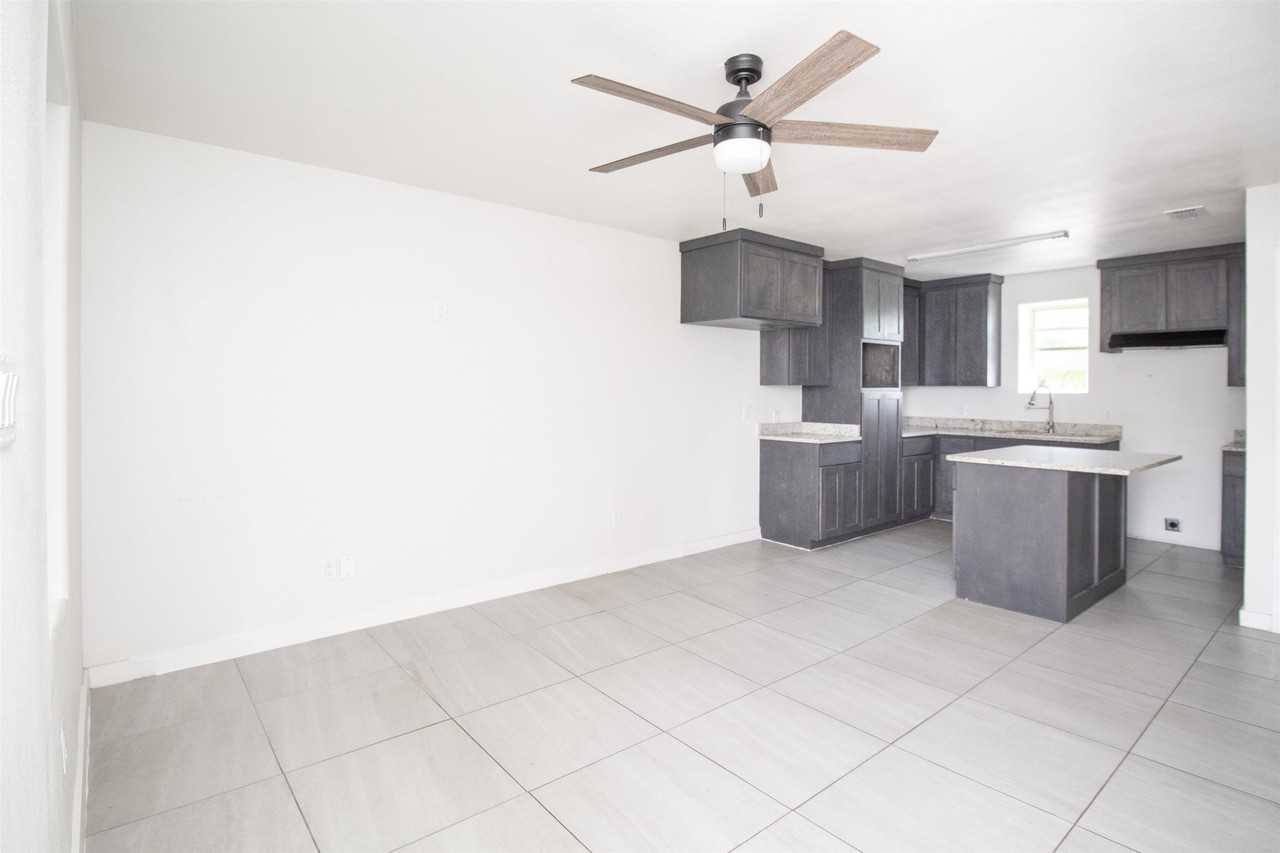 520 E Travis St - Photo 7 of 15