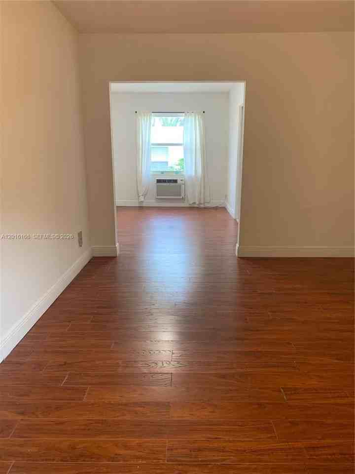 723 Ne 91st St #3C - Photo 4 of 15