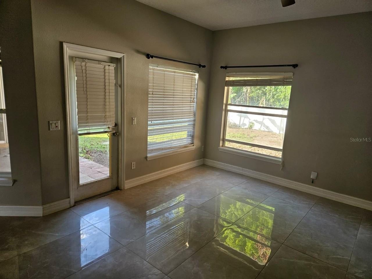 647 Carey Way - Photo 4 of 18