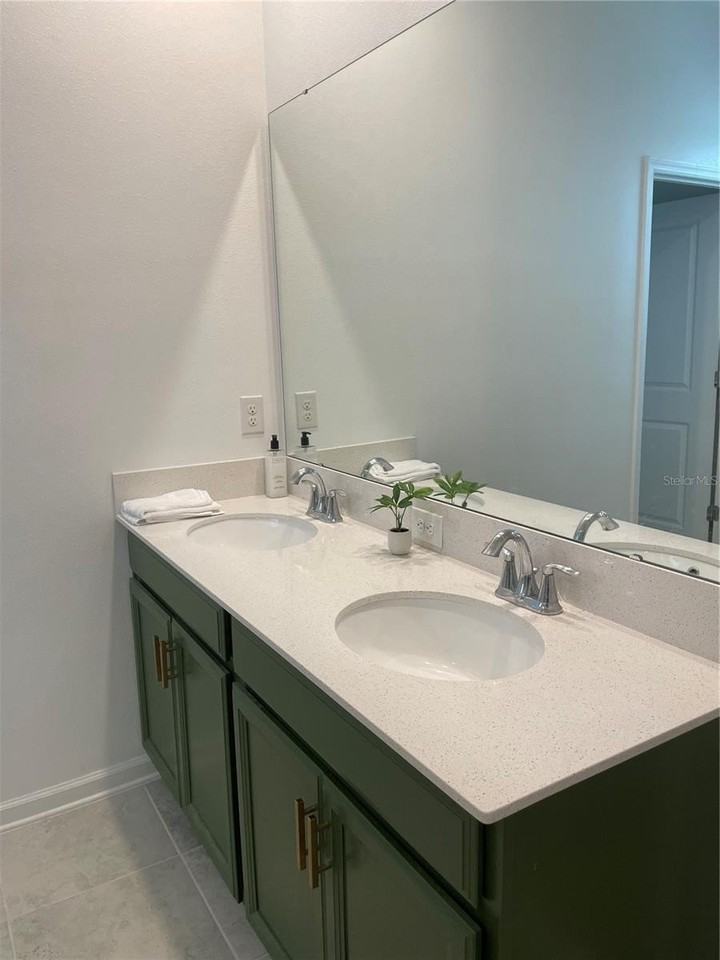 1447 Roxy Ln - Photo 4 of 19