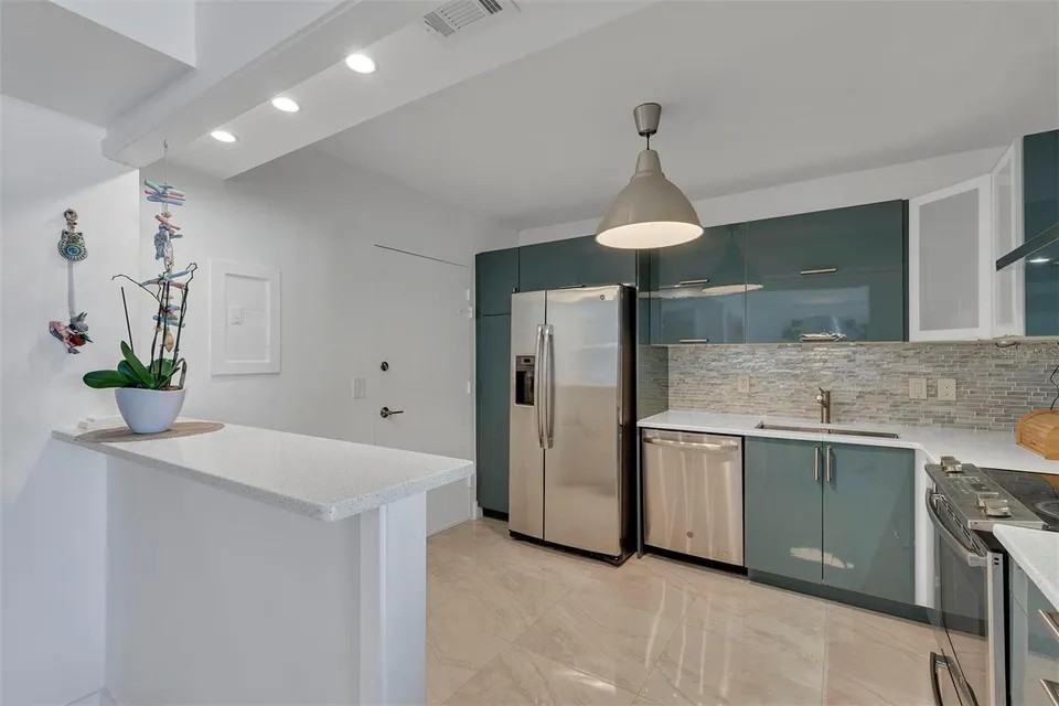 1001 91st St #606 - Photo 5 of 8