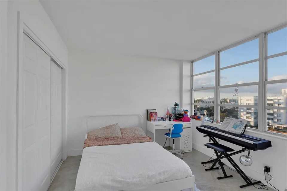 1001 91st St #606 - Photo 7 of 8