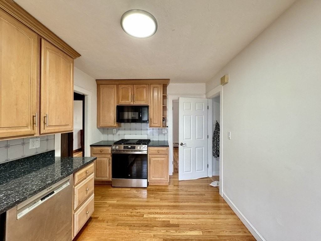 89 Thacher St #2 - Photo 4 of 18