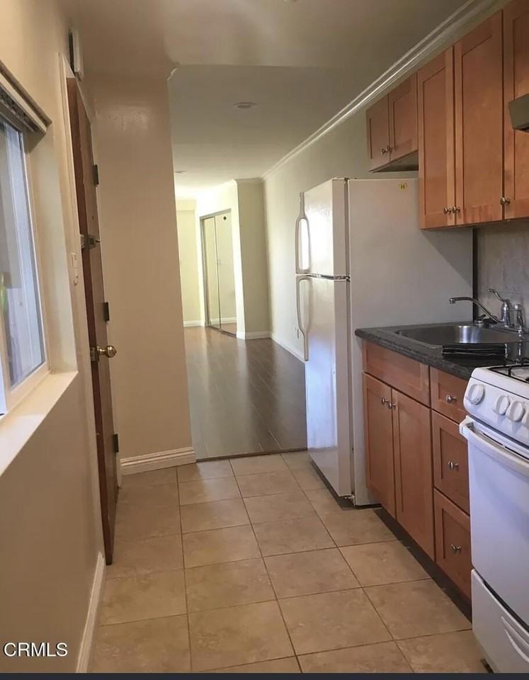 567 S Wilton Pl #11 - Photo 3 of 7