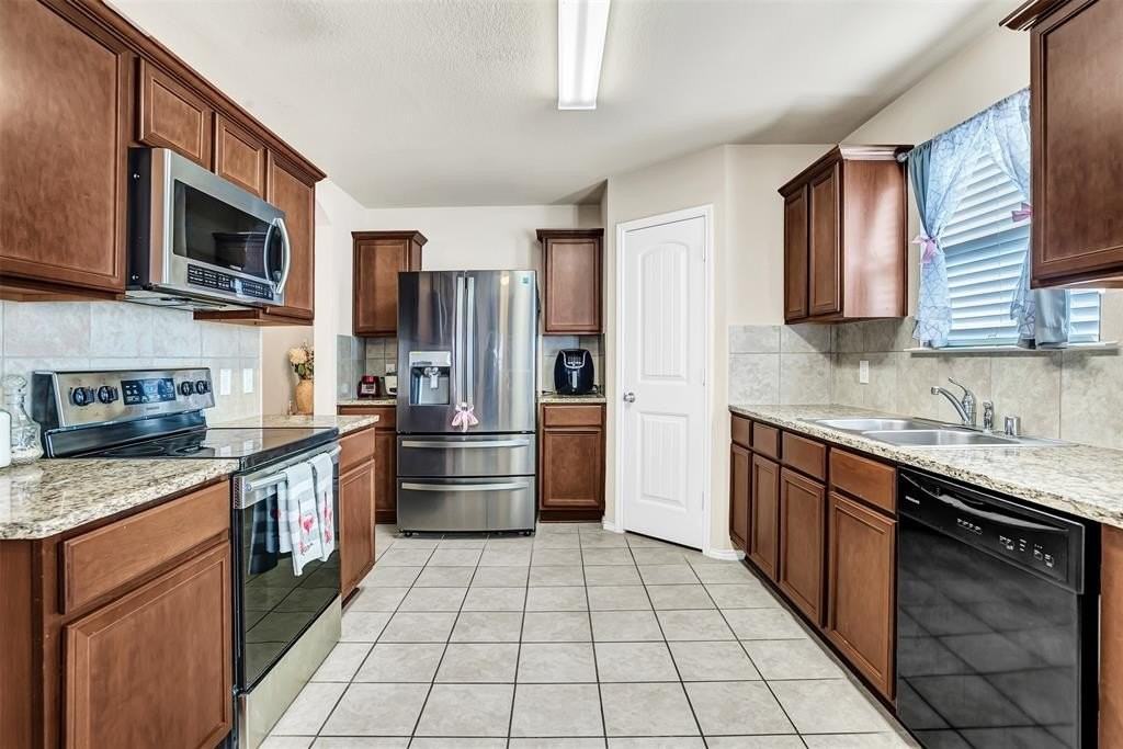 1201 Jasper Xing - Photo 4 of 39