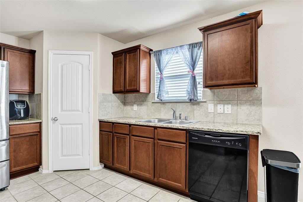 1201 Jasper Xing - Photo 5 of 39
