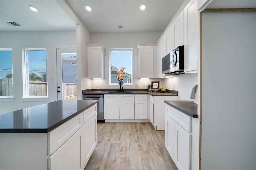 8107 Calhoun Rd - Photo 4 of 16