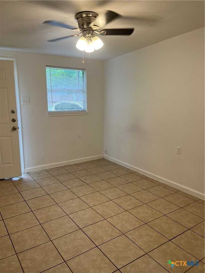 1005 Hackberry St #A - Photo 3 of 8