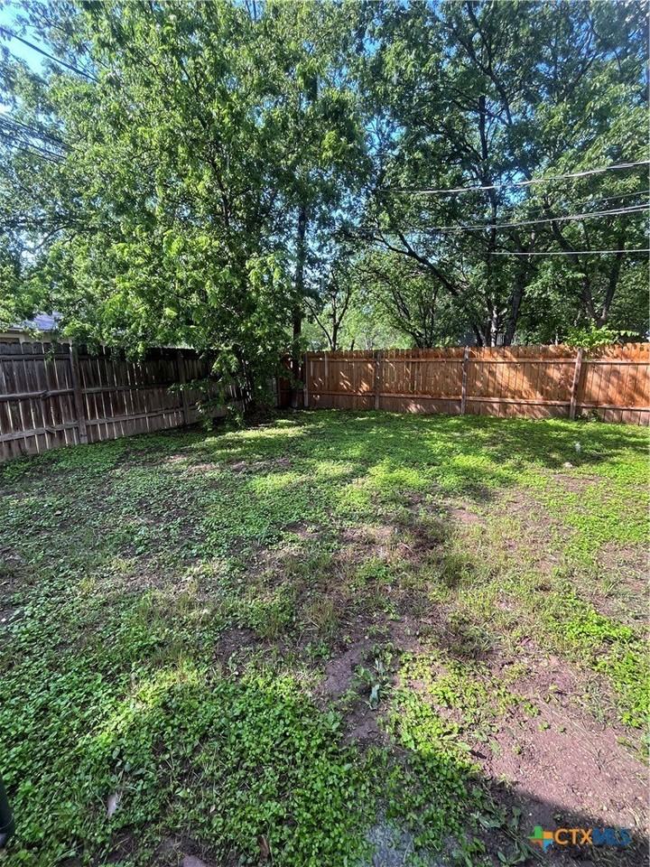1005 Hackberry St #A - Photo 6 of 8