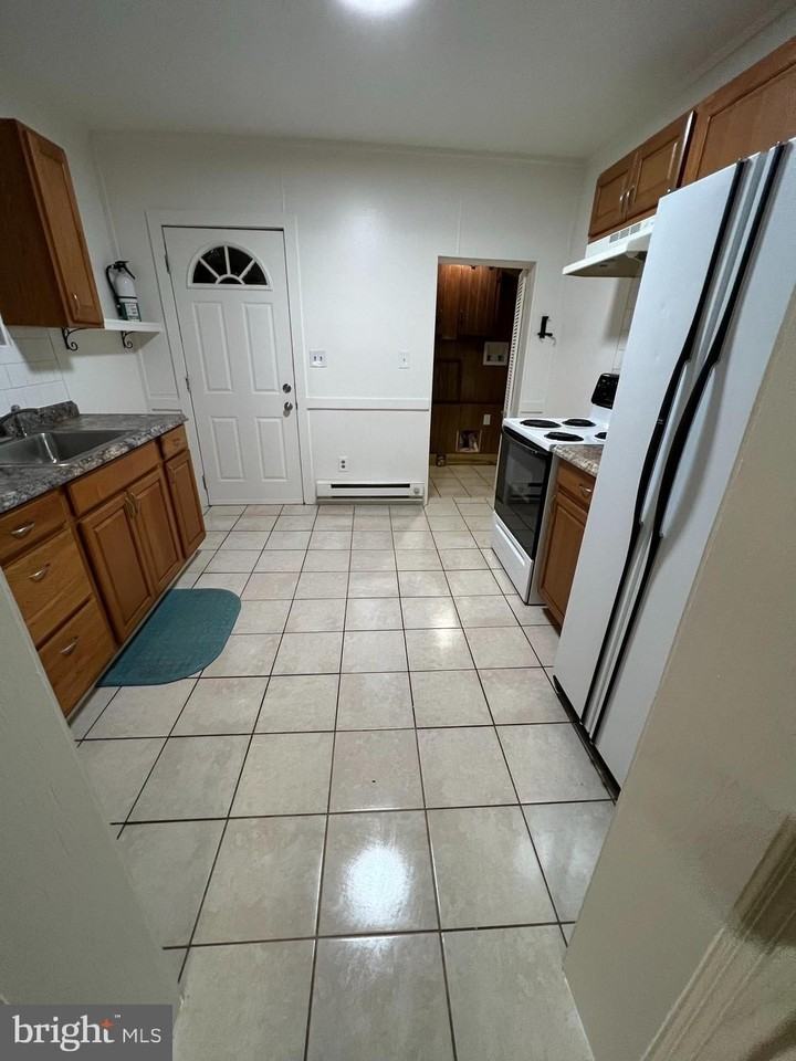 1313 Virginia Ave - Photo 3 of 17